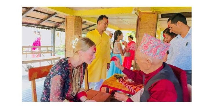 सौराहामा विदेशी पर्यटकले मनाए दसैँ, टीका र जमरा थाप्न पाउँदा दङ्ग