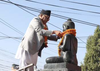 प्रधानमन्त्री प्रचण्डले गरे राष्ट्रिय विभूति शंखधर साख्वाको प्रतिमामा माल्यार्पण