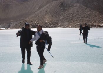 चिसोले जमेको पञ्चकुुण्ड तालमा रमाउँदै पर्यटक