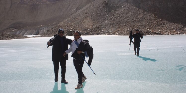 चिसोले जमेको पञ्चकुुण्ड तालमा रमाउँदै पर्यटक