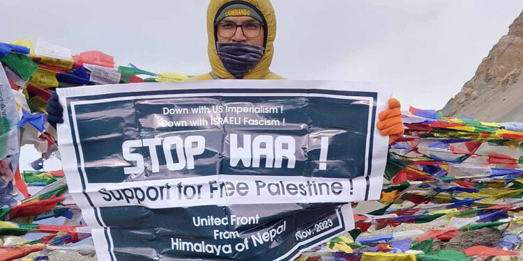 प्यालेस्टाइन युद्धको विरोध गर्दै थोरङपासमा कालो ब्यानर