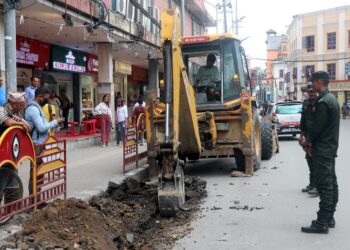 न्युरोडमा फुटपाथ बिस्तारले तनाव : स्थानीयले जलाए बालेन्द्रको पुत्ला