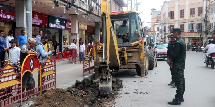 न्युरोडमा फुटपाथ बिस्तारले तनाव : स्थानीयले जलाए बालेन्द्रको पुत्ला