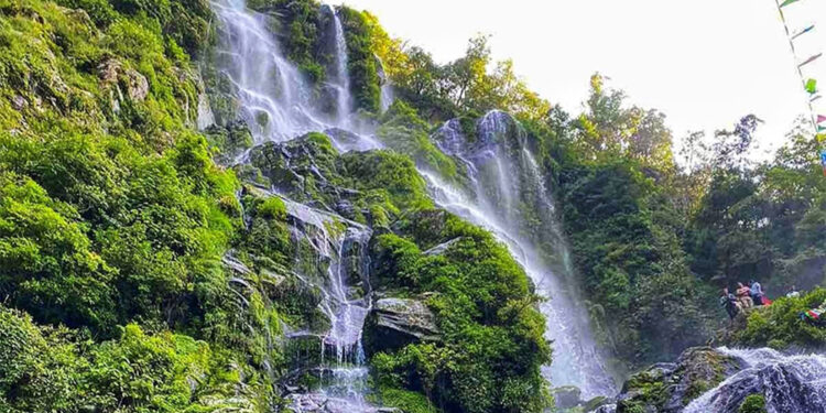 पर्यटन पूर्वाधारले आकर्षक बन्दै ‘तीनधारे झरना’