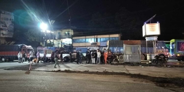 नागढुङ्गामा पहिरो, यात्रुहरु उद्धारमा प्रहरी