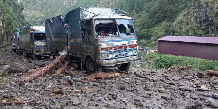 सुख्खा पहिरोले आठवटा कन्टेनर डिब्बामा क्षति