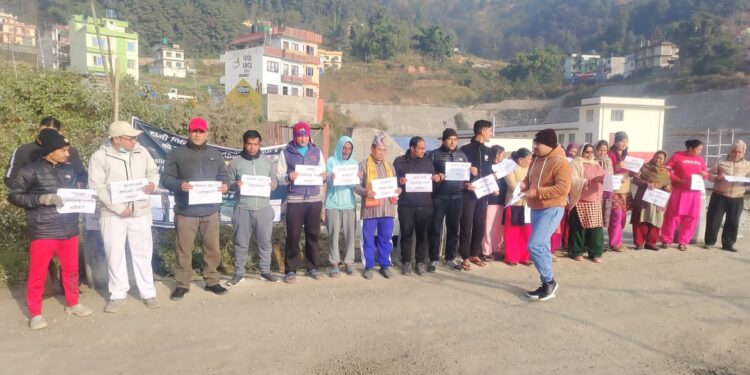 नागढुङ्गा सुरूङमार्गमा फेरि अवराेध, उचित क्षतिपूर्ति दिनुपर्ने स्थानीयकाे माग