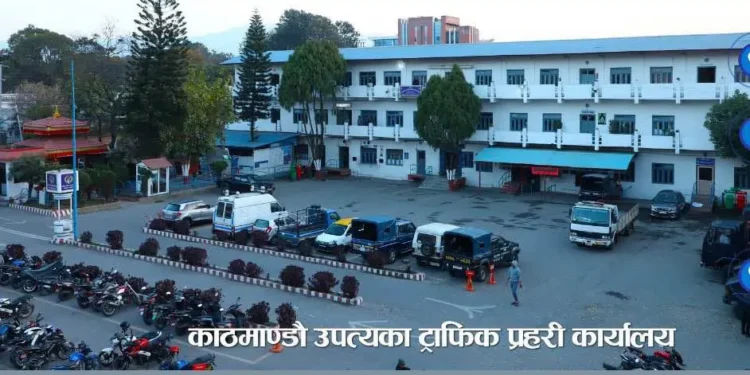 ट्राफिक प्रहरीद्वारा कुटपिटकाे भिडियो सार्वजनिक, ४ जना प्रहरी जिम्मेवारीबाट हटाइए
