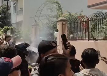 नेकपा नेता रमेश लेखकको घरमा आगजनी, नियन्त्रण गर्न मुस्किल