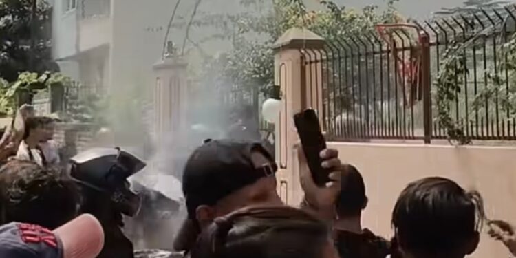 नेकपा नेता रमेश लेखकको घरमा आगजनी, नियन्त्रण गर्न मुस्किल