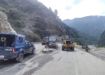 मुग्लिङ–नारायणघाट सडक अवरुद्ध : तुईन खोलामा झरेको पहिरो हटाउन कठिनाई