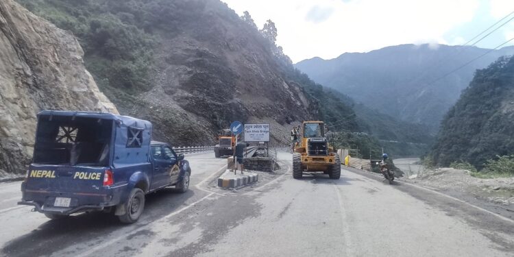 मुग्लिङ–नारायणघाट सडक अवरुद्ध : तुईन खोलामा झरेको पहिरो हटाउन कठिनाई