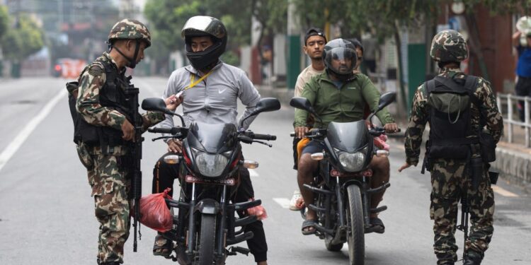 सडकमा सेना, सर्वसाधारणलाई विना काम घरबाहिर ननिस्कन आग्रह