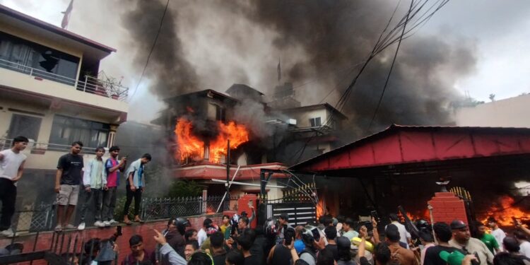 यसरी आगजनी गरे ओलीको निजी निवास (तस्बिरमा)