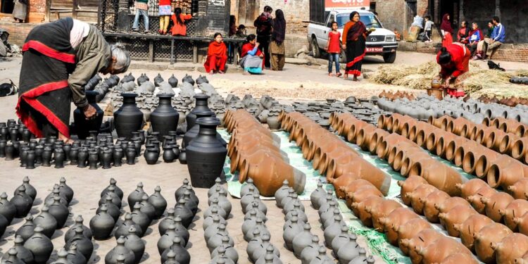 दसैँको सामग्री बनाउन व्यस्त भक्तपुरका कुम्हालेहरू