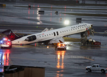 अमेरिकामा अवतरणका क्रममा दमकलसँग ठोक्कियो जहाज